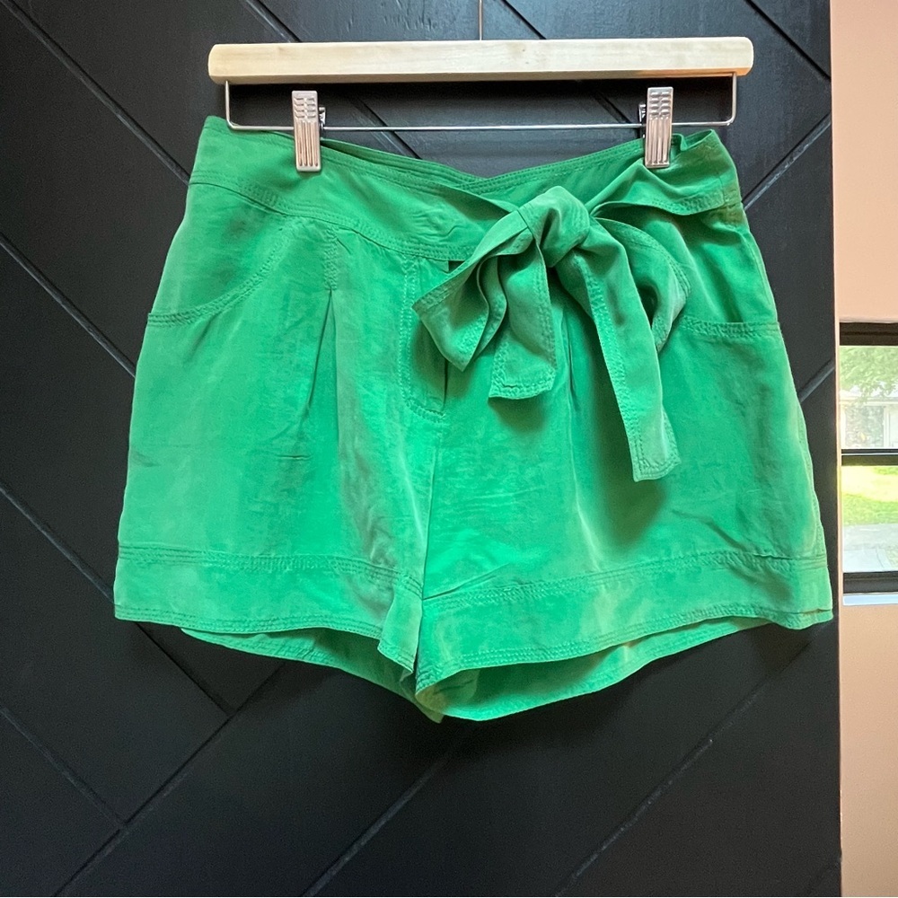 Diane Von Furstenberg Green Women's Shorts with tie belt 100% silk womens size 4